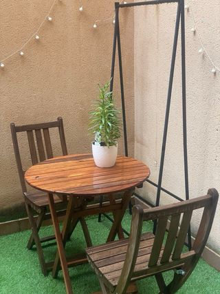 Mesa y sillas de madera para patio