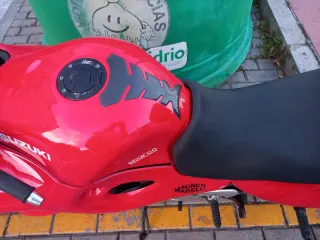 Suzuki GSXF 750 Roja