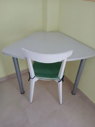 Mesa escritorio triangular y silla