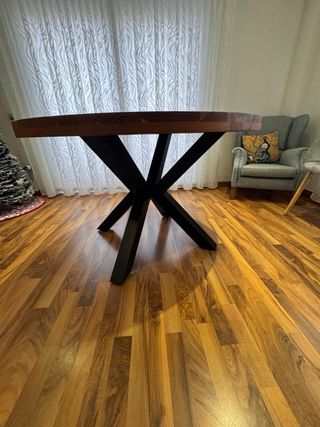 Mesa comedor redonda madera oscura.