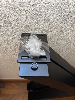 Mesa comedor redonda madera oscura.