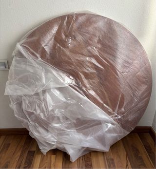 Mesa comedor redonda madera oscura.