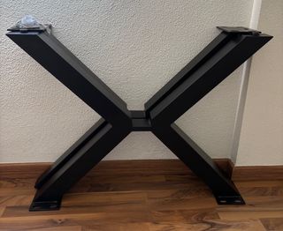 Mesa comedor redonda madera oscura.