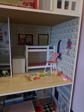 Casa de muñecas de madera