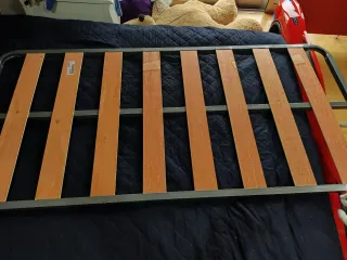 Cama infantil carro vermelho com LED's e estrado