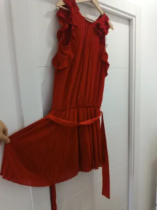Vestido rojo de fiesta con volantes