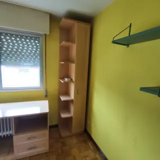 Cajonera, zapatero, escritorio y cama con arcón