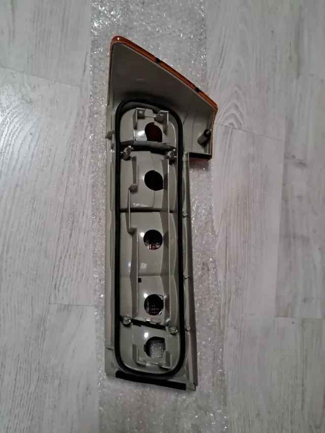 ALFA ROMEO 75. PILOTO TRASERO DERECHO