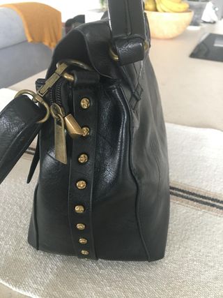 Bolso señora negro con tachuelas doradas