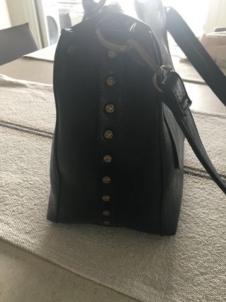 Bolso señora negro con tachuelas doradas