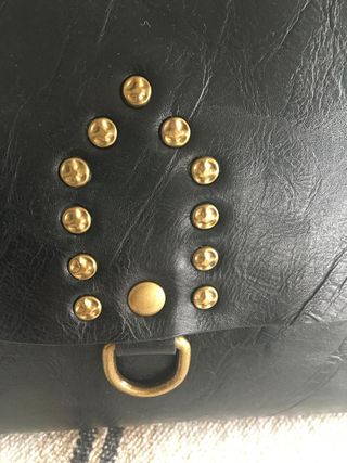 Bolso señora negro con tachuelas doradas
