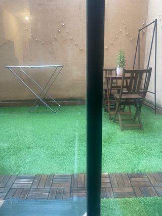 Césped artificial y tarima de madera