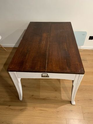 Mesa rústica de madera