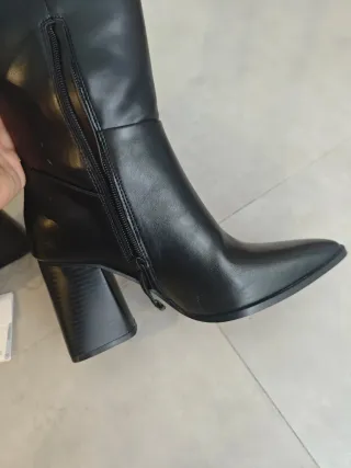 Stivali alti con tacco nero Stradivarius