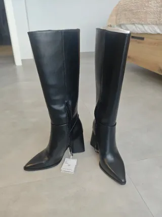 Stivali alti con tacco nero Stradivarius