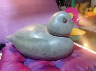 Pato decorativo de cerámica gris y amarillo