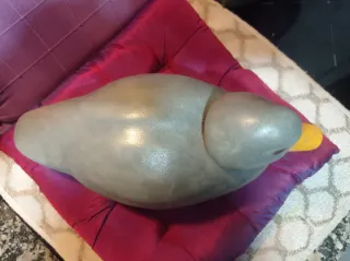 Pato decorativo de cerámica gris y amarillo