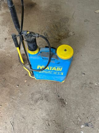 Mochila fumigadora azul y amarilla