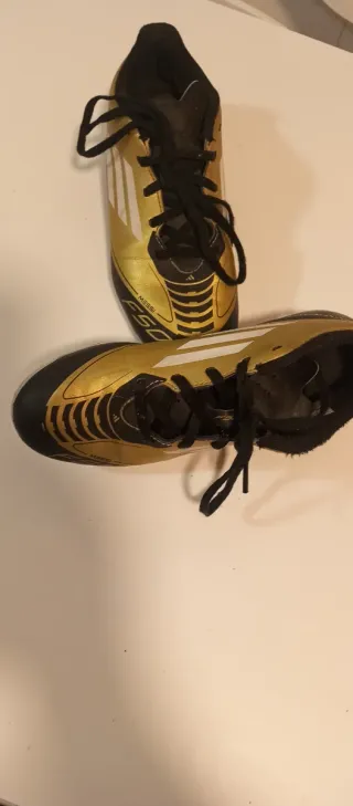 Botas de fútbol Adidas Messi niño doradas