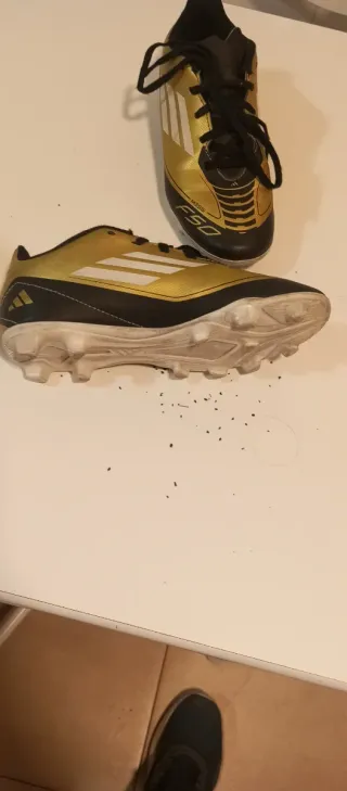 Botas de fútbol Adidas Messi niño doradas