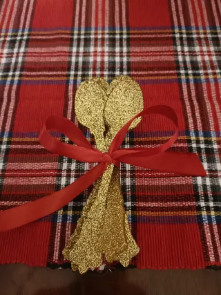 Cucchiaini da dolce dorati con fiocco rosso