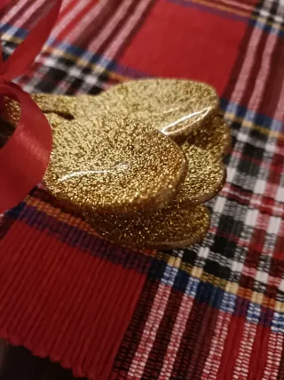 Cucchiaini da dolce dorati con fiocco rosso