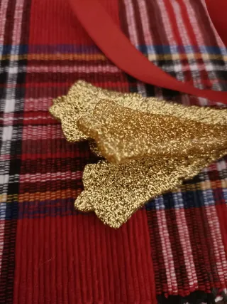 Cucchiaini da dolce dorati con fiocco rosso