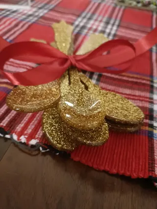 Cucchiaini da dolce dorati con fiocco rosso