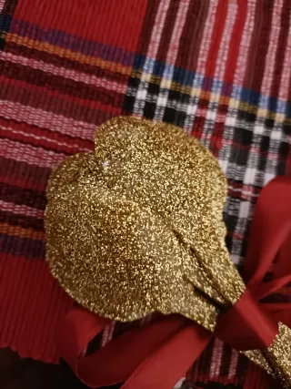 Cucchiaini da dolce dorati con fiocco rosso