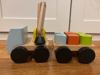 Camión de madera con bloques de construcción