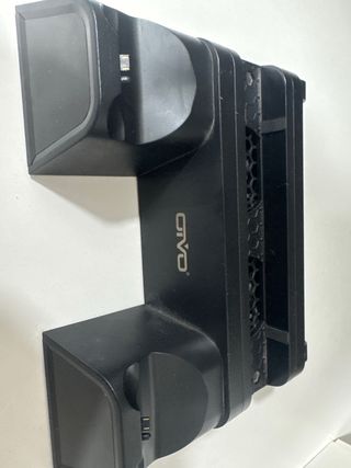 Cargador y Soporte Mandos PS4 GIVO