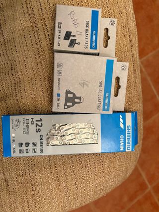 Cadena, pastillas y calas Shimano