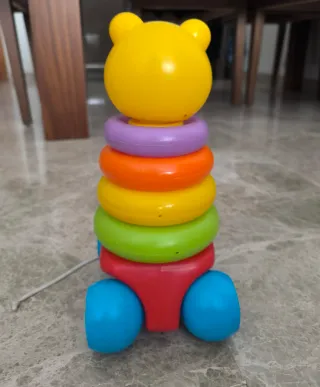 Pirámide de anillos para bebé con arrastre