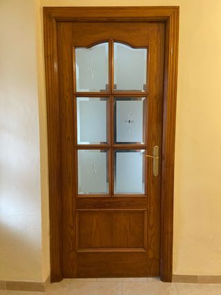 Puerta maciza de madera con cristal