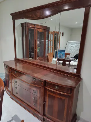 Mueble buffet de madera con espejo