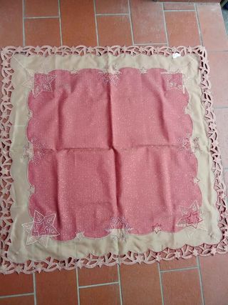 Tovaglia beige e rossa con stelle