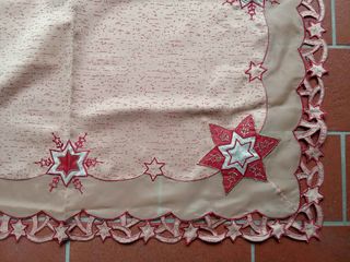 Tovaglia beige e rossa con stelle