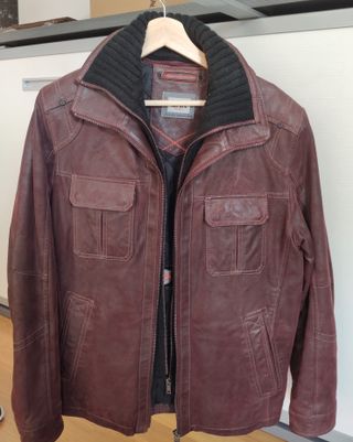 Cazadora de piel marrón rojizo