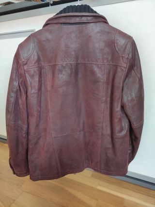 Cazadora de piel marrón rojizo