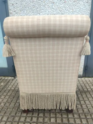 Descalzadora de tela beige con flecos