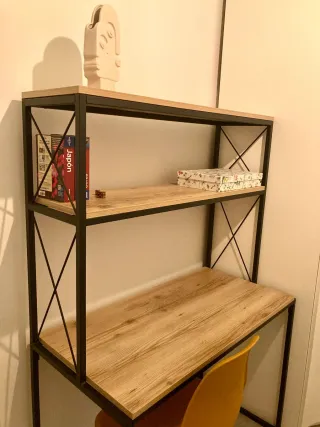 Escritorio con estanterías de madera