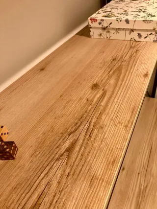 Escritorio con estanterías de madera