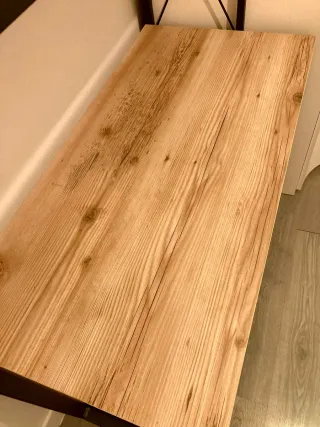 Escritorio con estanterías de madera