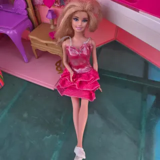 Barbie con vestito rosa