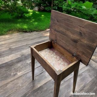 Mesa auxiliar castaño floral años 60