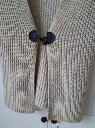 Chaleco de punto beige con cierres
