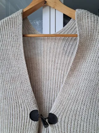 Chaleco de punto beige con cierres