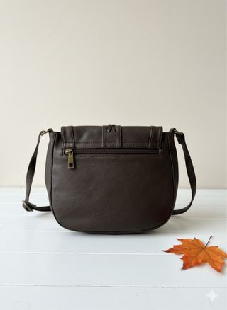 Bolso marrón con estampado