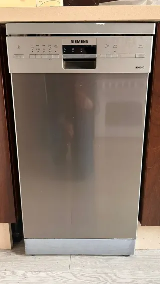 Cocina completa con electrodomesticos.