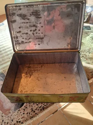 Caja de hojalata vintage con retrato de mujer